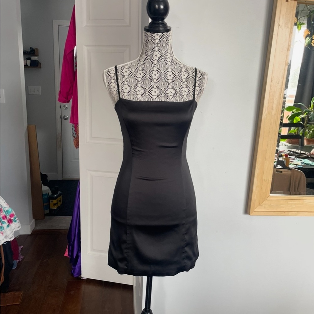 Aritzia Sunday Best Satin Shimmer Dress. Stretchy. Small. Size 4. - Picture 9 of 12